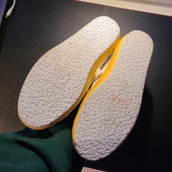 Lacoste brand new, never been worn canvas sneakers - Picture 5 of 5